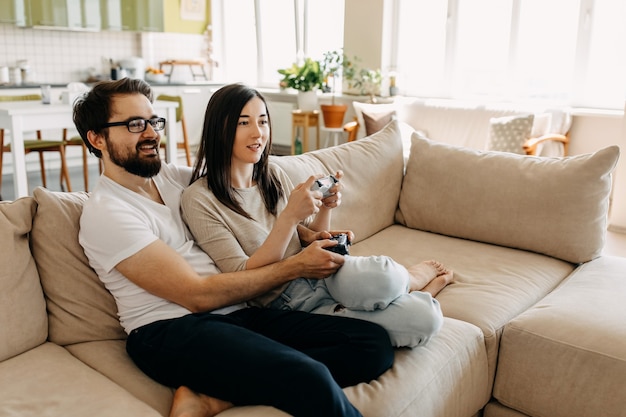 Paar van man en vrouw die een videogame spelen