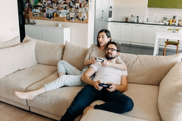 Paar van man en vrouw die een videogame spelen