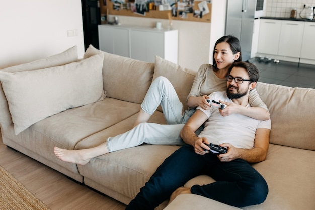 Paar van man en vrouw die een videogame spelen