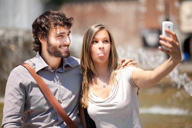 Paar van turists die een selfie in de stad nemen