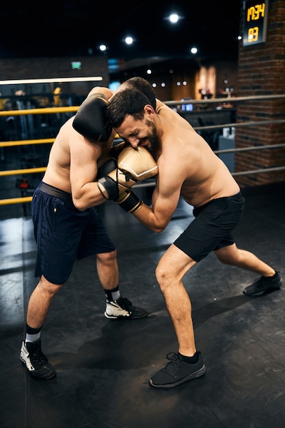 paar vechters in de ring die elkaar op korte afstand slaan punch