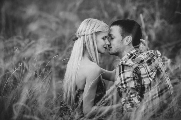 Paar verliefd blond meisje en jongen in het gras