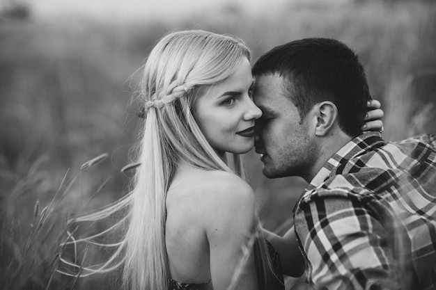 Paar verliefd blond meisje en jongen in het gras