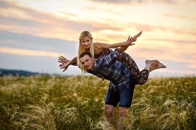 Paar verliefd blond meisje en jongen in het gras