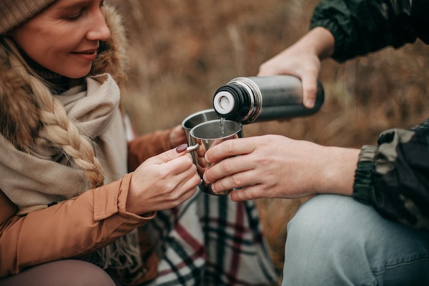 Paar verliefd in de herfst op een camping bij de rivier