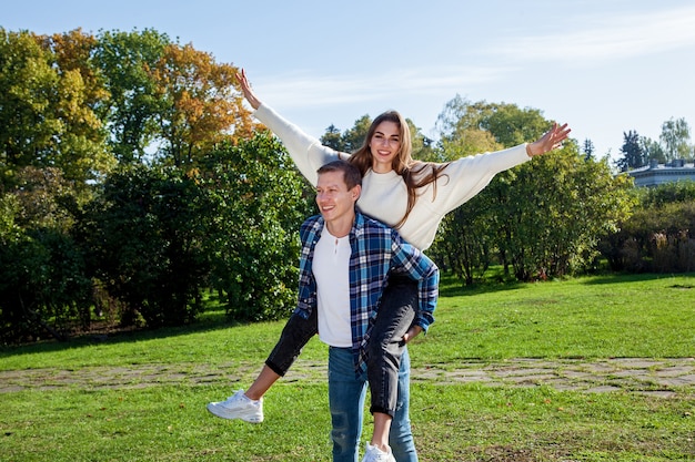 Paar verliefd in een goed humeur met plezier in het herfstpark. Jong stel in het park