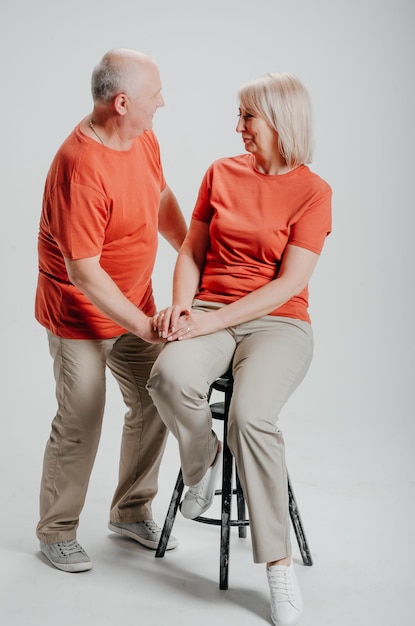 paar verliefd in oranje t-shirts op een witte achtergrond