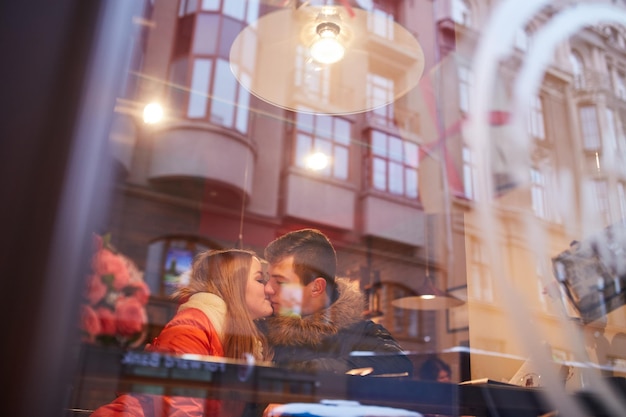 Paar verliefd koffie drinken in café