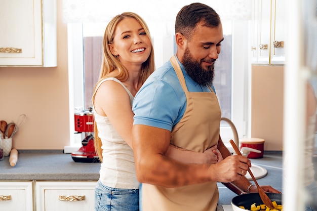 Paar verliefd maaltijd samen bereiden in de keuken