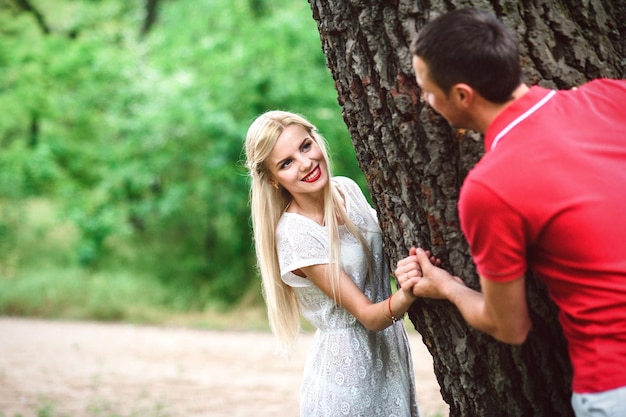 Paar verliefd op een picknick in een park met groen gras