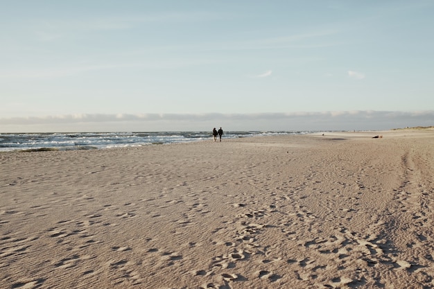 Paar verliefd op een strand bij zonsondergang.