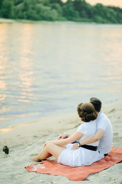 Paar verliefd op het strand