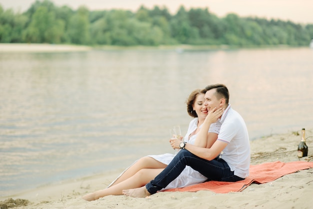 Paar verliefd op het strand