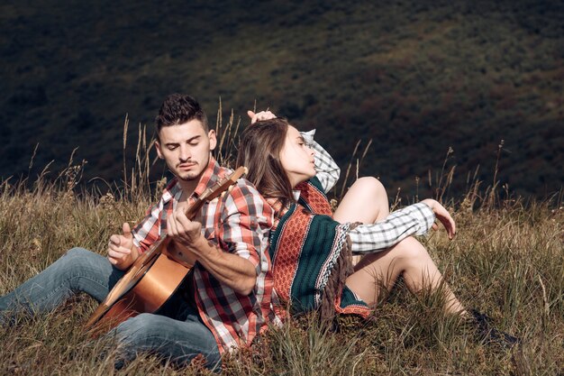 Paar verliefd op kamp romantische muziek en gelukkige paar relaties romantiek paar met gitaar