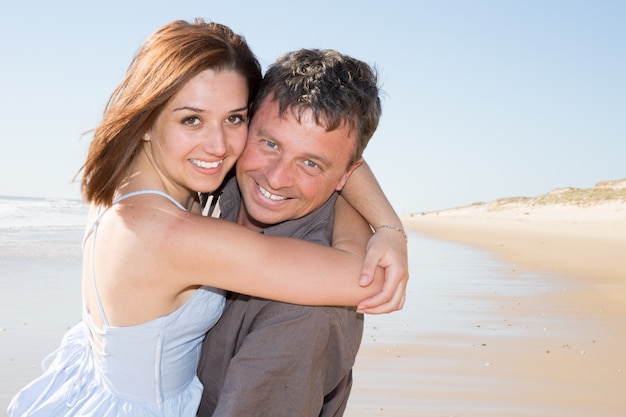 Paar verliefd op strand prachtige sensuele buiten portret