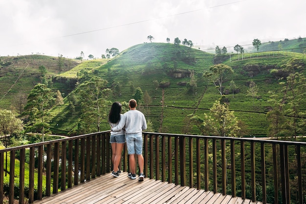 Foto paar verliefd op theeplantage. reis naar sri lanka. groene theeplantages in de bergen. jongen en meisje die door azië reizen. man en vrouw reizen. theeplantages in sri lanka. liefhebbend stel