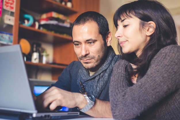 paar verliefd thuis met behulp van laptop