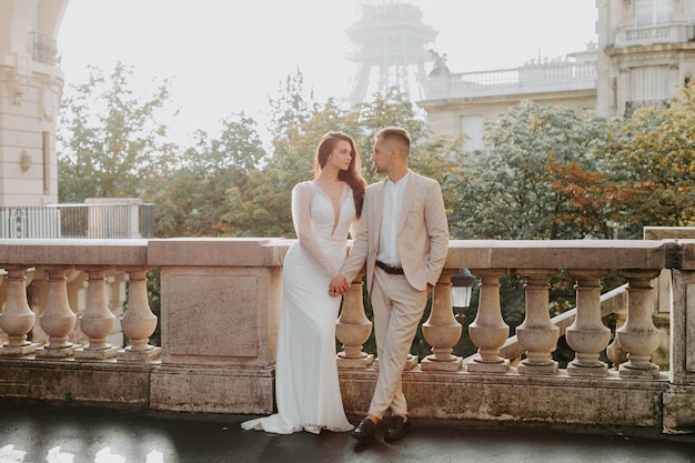 Paar verliefd vrouw in witte jurk en man in shirt