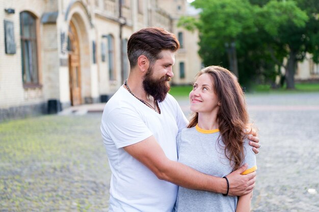 Paar verliefd wandelen met plezier. Paar ontspannen genieten van elkaar. Man bebaarde hipster en mooie vrouw verliefd. Een liefhebbend hart is de meest ware wijsheid. Zomervakantie. Verliefd worden. Gelukkig samen.