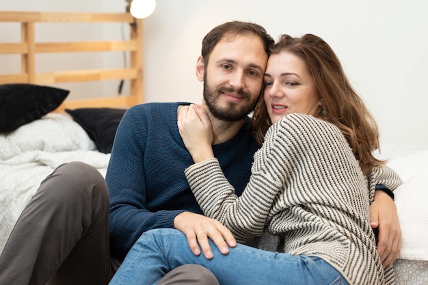 Paar verliefde man met vrouw gelukkig samen casual gelukkige liefdesmensen