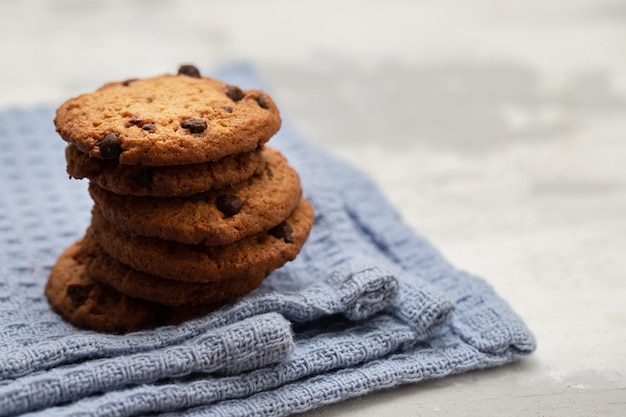 Paar verse smakelijke koekjes met chocoladeschilfers