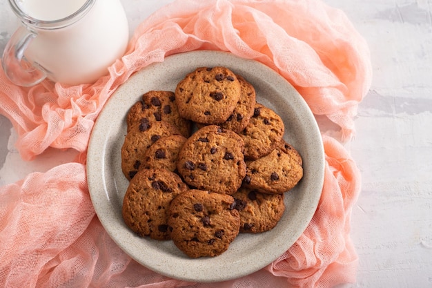 Paar verse smakelijke koekjes met chocoladeschilfers