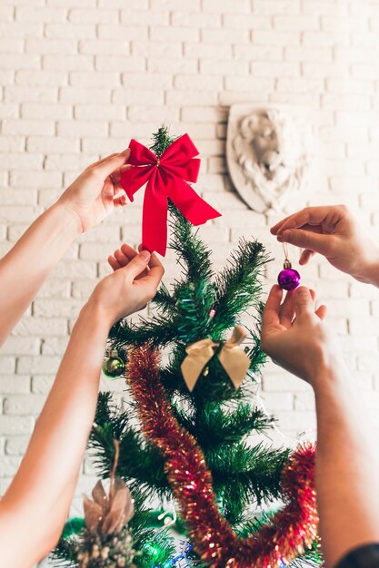 Paar versieren kerstboom.