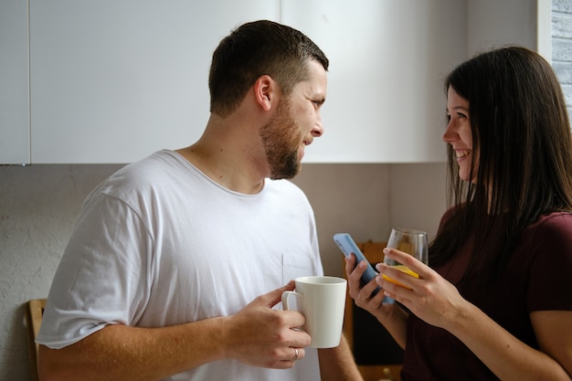 Paar voorbereiding van ontbijt en chatten