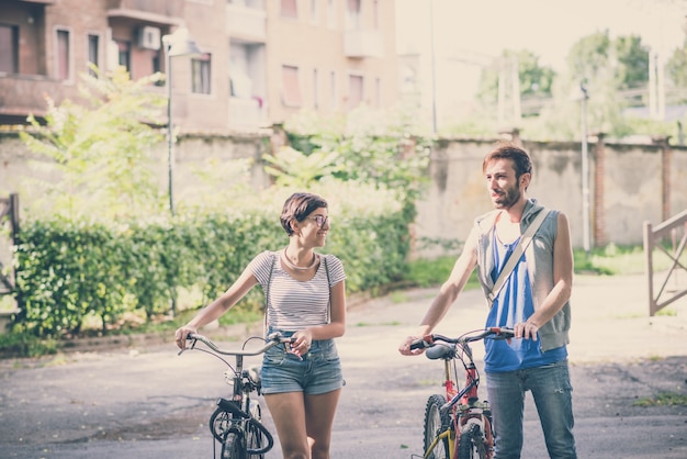 paar vrienden jonge man en vrouw fietsten