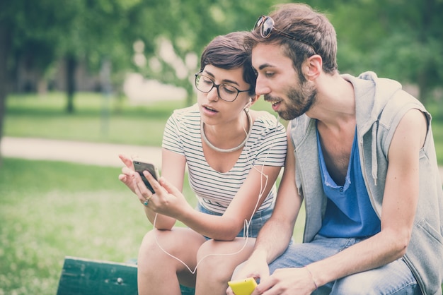 paar vrienden jonge man en vrouw met behulp van smartphone