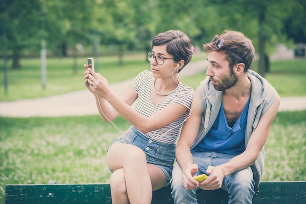 paar vrienden jonge man en vrouw met behulp van smartphone