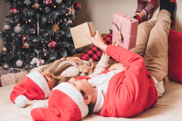 Paar vrouw en man uitwisselen van kerstcadeaus