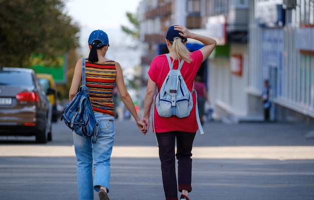 Paar vrouwen lopen op straat gelukkige vriendinnen