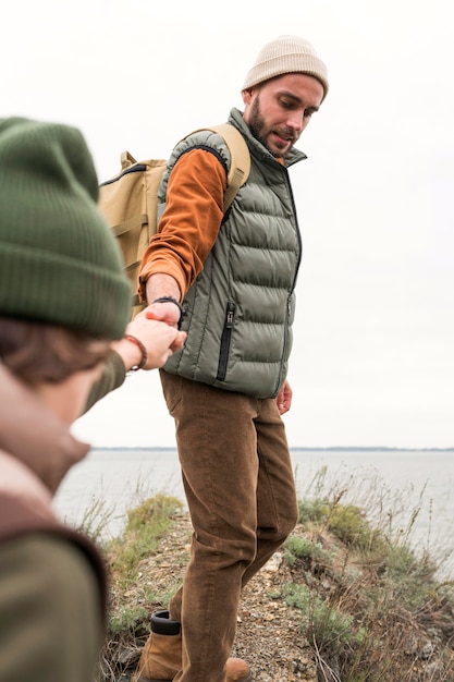 Foto paar wandelen en hand in hand