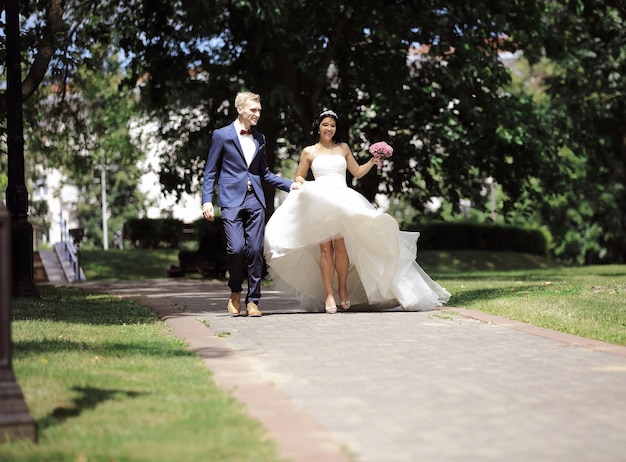 Paar wandelen in de steeg van het Park