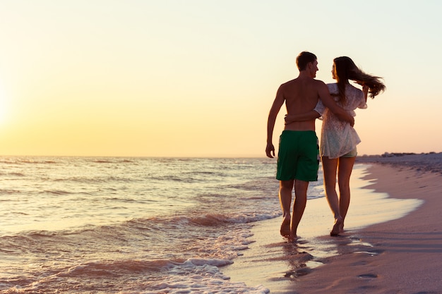 Paar wandelen op het strand