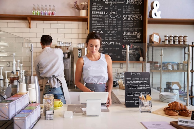 Paar werken achter de toonbank in een coffeeshop