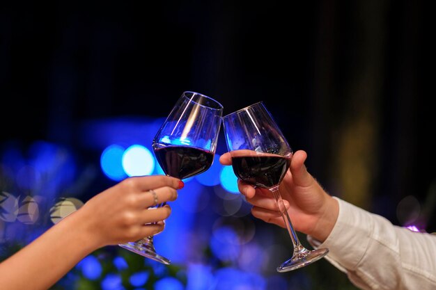 Paar wijn drinken bij het diner