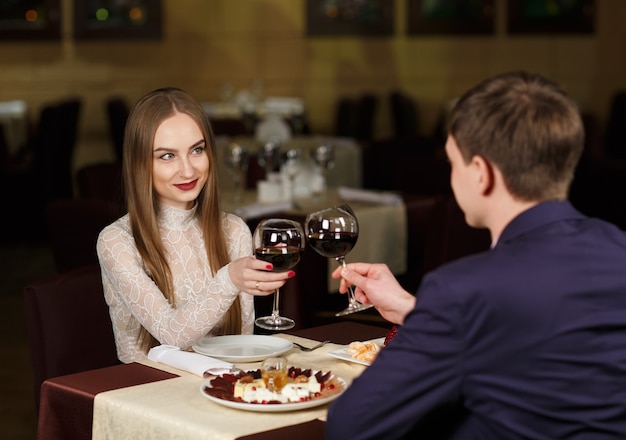 Paar wijnglazen roosteren in een luxe restaurant