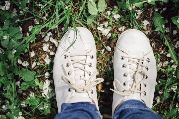 Paar witte schoenen op groen gras