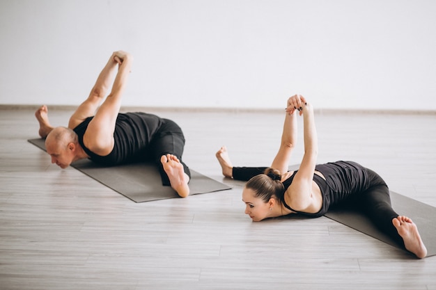 Paar yoga geïsoleerd