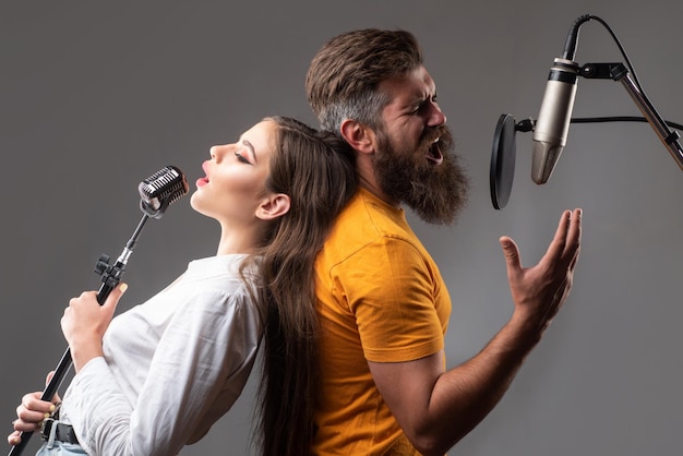 Paar zingen Vrienden met microfoon zingen lied Muzikant in muziekzaal