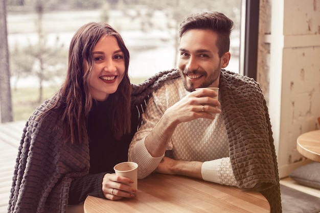 Paar zitten in het café