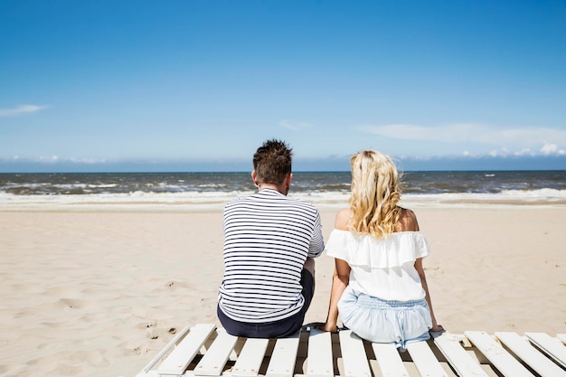 Paar zittend op de promenade op het strand