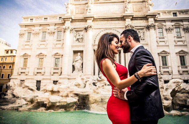 Paar zoenen in Rome bij de beroemde Trevi-fontein