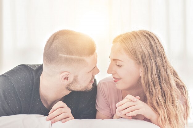 Paar zoete liefde leven in slaapkamer geluk in dag Valentijnsdag concept