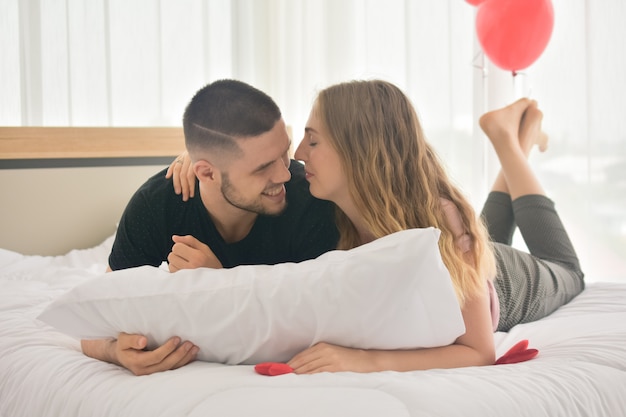 Paar zoete liefde leven in slaapkamer geluk in dag Valentijnsdag concept