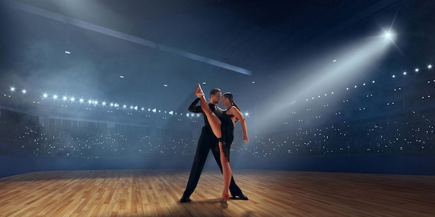 Paardansers voeren latin-dans uit op groot professioneel podium Stijldansen