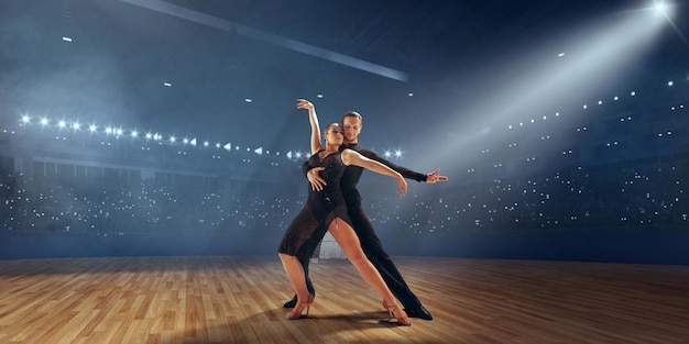 Paardansers voeren latin-dans uit op groot professioneel podium Stijldansen