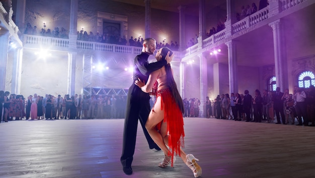 Paardansers voeren latin-dans uit op groot professioneel podium Stijldansen